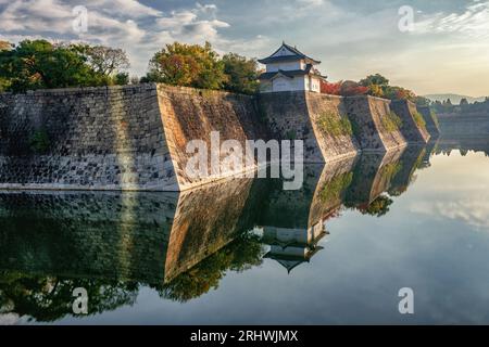 Rokuban-Yagura Turm der Burg Osaka reflektiert im Graben am frühen Morgen, Kansai, Japan Stockfoto