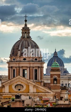 Die Kuppel von San Carlo al Corso und die umliegenden Dächer, Rom, Italien Stockfoto