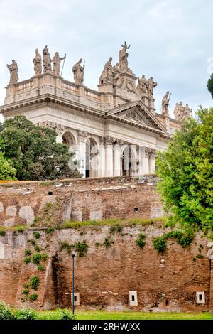 Abschnitt der Aurelianischen Mauer und Fassade der erzbasilika St. John Lateran, Rom, Italien Stockfoto