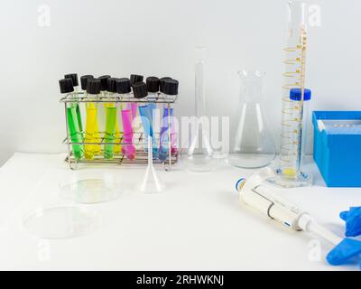Laborausstattung und Glaswaren sind zu sehen Stockfoto