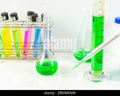 Eine Nahaufnahme einer Petrischale und einer Mikropipettenspitze Laborausrüstung und Glaswaren auf Dispaly Stockfoto