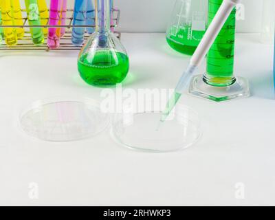 Eine Nahaufnahme einer Petrischale und einer Mikropipettenspitze Laborausrüstung und Glaswaren auf Dispaly Stockfoto