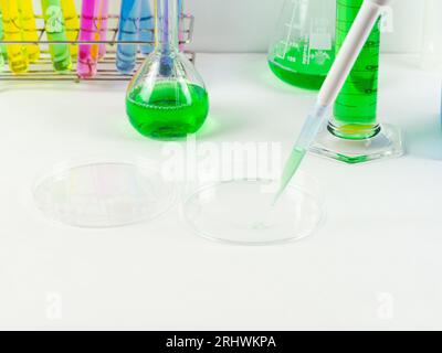 Eine Nahaufnahme einer Petrischale und einer Mikropipettenspitze Laborausrüstung und Glaswaren auf Dispaly Stockfoto