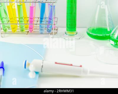 Laborausstattung und Glaswaren mit Feile und Stift Stockfoto