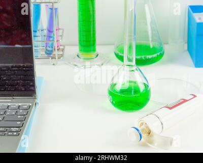 Laborausstattung und Glaswaren mit Feile und Stift Stockfoto