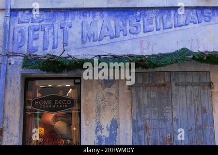 Altes Schild für Le Petit Marseillais, eine berühmte provenzalische Marke für Körperwäsche, vor einem Geschäft in Lourmarin, Provence, Frankreich. Stockfoto