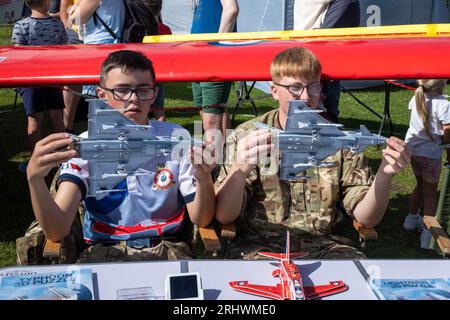 Eastbourne, Großbritannien. August 2023. Zwei junge Luftkadetten in Militäruniform halten Modell-Typhoon-Flugzeuge an einem Ausstellungsstand in der Militärausstellung neben der jährlichen Eastbourne Airbourne, einer internationalen Flugschau. Die Show findet vier Tage lang statt, mit Flugvorführungen entlang der Küste. Andy Soloman/Alamy Live News Stockfoto