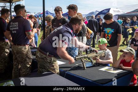 Eastbourne, Großbritannien. August 2023. Ein junger Junge wird von einem Soldaten des RAF-Regiments an einem Ausstellungsstand in der Militärausstellung neben der jährlichen Eastbourne Airbourne gezeigt. Die Show findet vier Tage lang statt, mit Flugvorführungen entlang der Küste. Andy Soloman/Alamy Live News Stockfoto