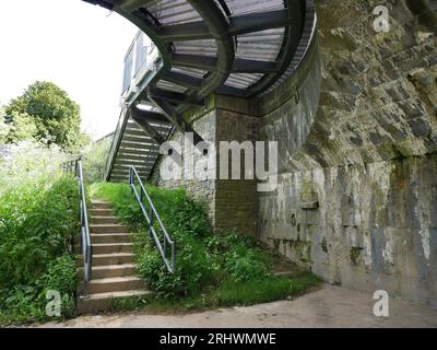 Treppen einer alten Steinbrücke in Irland, alte Brücke aus Steinen und Ziegeln Stockfoto