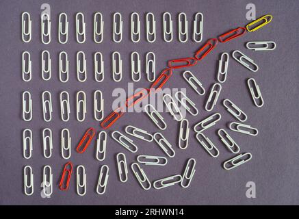 Geschäftskonzept, Unterbrechung, Herausforderung, Transformation, Innovation, flache Verlegung mit Büroklammern, freier Platz für Kopien Stockfoto