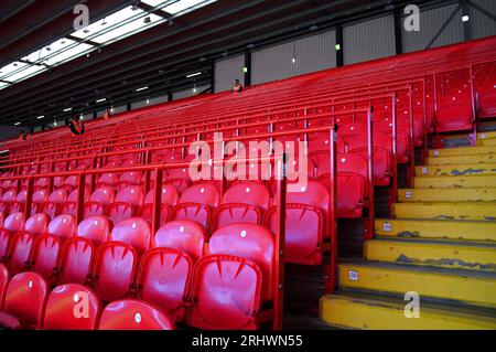 Allgemeine Ansicht des neuen sicheren Standplatzes im Stadion vor dem Spiel der Premier League in Anfield, Liverpool. Liverpool wird in Anfield rechtzeitig zum Spiel der Premier League gegen Bournemouth am Samstag sichere Stehplätze einführen, nachdem er eine Lizenz für die neue Saison erhalten hat. Bilddatum: Samstag, 19. August 2023. Stockfoto
