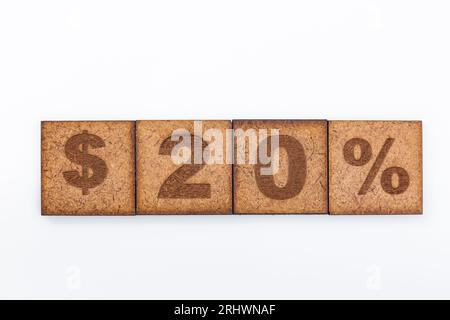 Zahl Und Zeichen Auf Hölzernen Quadratischen Fliesen Auf Weißem Hintergrund; Dollarzeichen, Zwanzig Und Prozentzeichen. Stockfoto