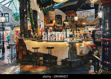 Die Bar im Hundertwasser Village Stockfoto