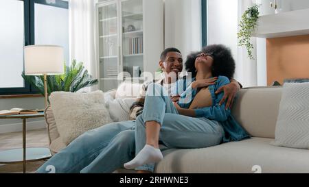 Lächelnd lachend sorglos afroamerikanisch glücklich Familie Paar verheiratete Frau Mädchen Mann Mann Freund und Freundin inländische Dating Bindung Stockfoto