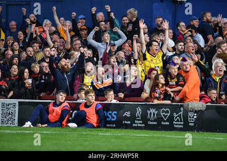 Wakefield, England - 18. August 2023 Castleford Tigers Fans. Rugby League Betfred Super League, Wakefield Trinity vs Castleford Tigers im Be Well Support Stadium, Wakefield, Großbritannien Stockfoto