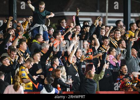 Wakefield, England – 18. August 2023 Castleford Tigers Fans feiern. Rugby League Betfred Super League, Wakefield Trinity vs Castleford Tigers im Be Well Support Stadium, Wakefield, Großbritannien Stockfoto