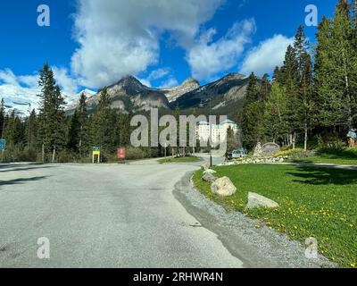 Banff, Alberta Kanada - 23. Mai 2023: Das Fairmont Hotel am Eingang zum Lake Louise im Banff National Park in Kanada. Stockfoto