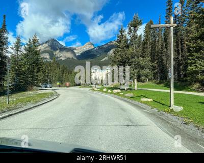 Banff, Alberta Kanada - 23. Mai 2023: Das Fairmont Hotel am Eingang zum Lake Louise im Banff National Park in Kanada. Stockfoto