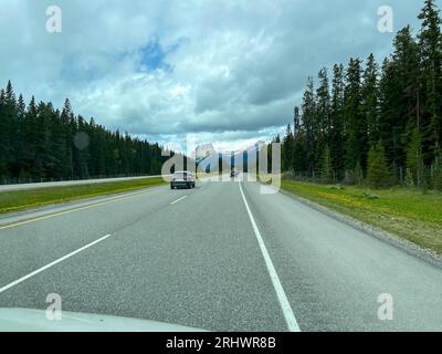 Banff, Alberta Kanada - 23. Mai 2023: Die Panoramaaussicht während der Fahrt durch den Banff National Park in Kanada. Stockfoto