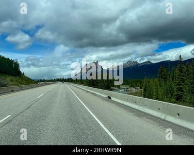 Banff, Alberta Kanada - 23. Mai 2023: Die Panoramaaussicht während der Fahrt durch den Banff National Park in Kanada. Stockfoto