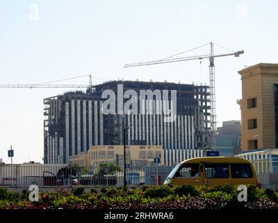 Giza, Ägypten, 21. Juli 2023: Neubau in der Stadt Sheikh Zayed in Gizeh, Einer Baustelle eines neuen Hochhauses eines Industriegebäudes mit Stockfoto