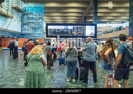 Euston, London, Großbritannien. August 2023. Passagiere am Bahnhof Euston in London. Die RMT-Gewerkschaft hat Streikaktionen angekündigt, die mehrere Zugverkehrsunternehmen betreffen sollen. Diese finden am Samstag, den 26. August und Samstag, den 2. September 2023 statt. Die ASLEF-Gewerkschaft hat auch die Streikaktion für Freitag, den 1. September, sowie die „Aktion kurz vor einem Streik“ am Samstag, den 2. September (am selben Tag wie die vollständige Streikaktion der RMT-Gewerkschaft) angekündigt. Eine Reihe von Eisenbahnunternehmen wird von den Arbeitskampfmaßnahmen betroffen sein. Quelle: Maureen McLean/Alamy Live News Stockfoto