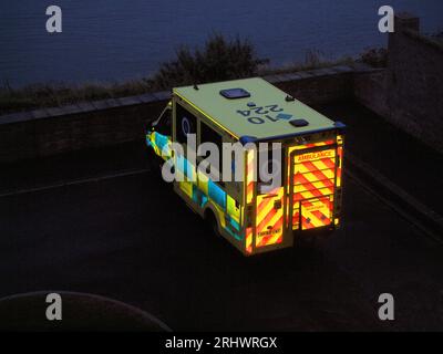 NHS 'Northumberland Ambulance Service', der an sehr warmen Sommerabenden in einer Fußgängerzone in Nord-Tyneside einen Hausbesuch abstattet. Stockfoto