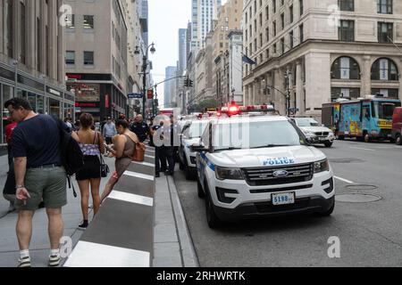 New York, USA - 20. Juli 2023: Polizeibeamte der New Yorker Stadtpolizei an ihren Autos auf einer Straße in Manhattan. Stockfoto