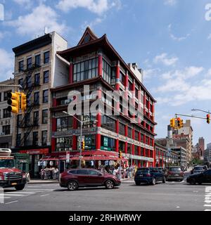 New york, USA - 20. Juli 2023: Das East Bank Building in Chinatown, New York, hat ein orientalisches Architekturdesign. Stockfoto