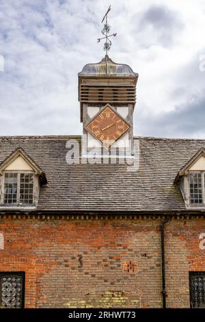 Kirchengebäude auf dem Gelände von Baddesley Clinton, Warwickshire, Großbritannien. Stockfoto