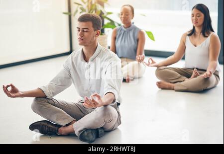 Yoga, Büro- oder Geschäftsleute entspannen sich in Lotus-Pose für psychische Gesundheit oder Atemübungen zusammen. Corporate, Wellness oder ruhiger Manager in Zen Stockfoto