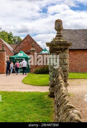 Kirchengebäude auf dem Gelände von Baddesley Clinton, Warwickshire, Großbritannien. Stockfoto