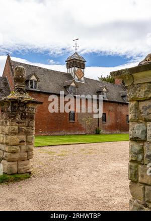 Kirchengebäude auf dem Gelände von Baddesley Clinton, Warwickshire, Großbritannien. Stockfoto