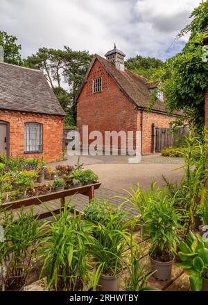 Kirchengebäude auf dem Gelände von Baddesley Clinton, Warwickshire, Großbritannien. Stockfoto