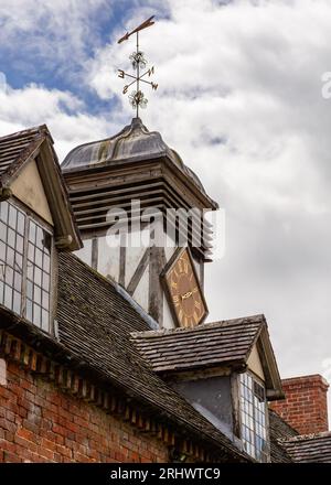 Kirchengebäude auf dem Gelände von Baddesley Clinton, Warwickshire, Großbritannien. Stockfoto