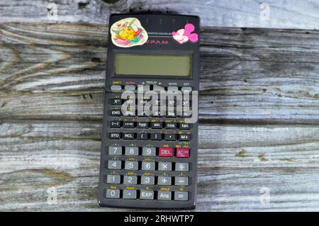 Giza, Ägypten, 12. August 2023: Casio Scientific Taschenrechner fx-82TL S-VPAM (Super Visually Perfect Algebraic Method), verwendet zweizeiliges LCD-Display, verfügt über eine Repl Stockfoto