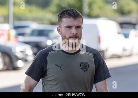 Nicky Cadden #7 von Barnsley kommt während des Sky Bet League 1 Matches Barnsley vs Oxford United in Oakwell, Barnsley, Großbritannien, 19. August 2023 (Foto: Mark Cosgrove/News Images) Stockfoto