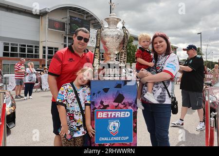 Leigh, Großbritannien. August 2023. Leigh Sports Stadium, Leigh Sports Village, Sale Way, Leigh, Greater Manchester, August 2023. Betfred Super League Leigh Leoparden gegen Katalanische Drachen die Fans von Leigh Leoparden posieren mit dem Betfred Challenge Cup vor dem Spiel gegen Katalanische Drachen Credit: Touchlinepics/Alamy Live News Stockfoto