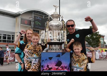 Leigh, Großbritannien. August 2023. Leigh Sports Stadium, Leigh Sports Village, Sale Way, Leigh, Greater Manchester, August 2023. Betfred Super League Leigh Leoparden gegen Katalanische Drachen die Fans von Leigh Leoparden posieren mit dem Betfred Challenge Cup vor dem Spiel gegen Katalanische Drachen Credit: Touchlinepics/Alamy Live News Stockfoto