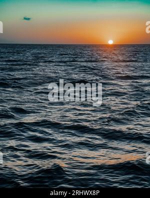 Wunderschöne Naturszene mit buntem Sonnenuntergang über dem Meer Stockfoto