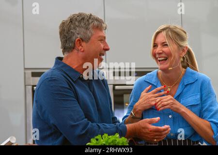 Southport, Merseyside, Uk Entertainment. 19. Aug. 2023 John Torode von MasterChef & TV-Star Ehefrau, Schauspielerin und Hausköchin Lisa Faulkner Kochvorführung bei der Southport Flower Show. Credit; MediaWorldImages/AlamyLiveNews Stockfoto