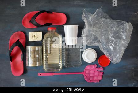 Kunststoffabfälle, Recyclingmaterial, Kunststoffe, synthetische Materialien, Zinn, Metalle. Umweltverschmutzung, Ozeane und Flüsse. Stockfoto