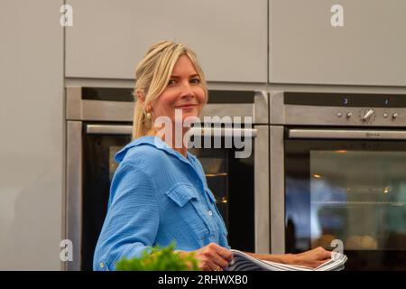 Southport, Merseyside, Unterhaltung In Großbritannien. 19. Aug. 2023 John Torode und TV-Star von MasterChef, Schauspielerin und Hausköchin Lisa Faulkner, Kochvorführung bei der Southport Flower Show. Credit; MediaWorldImages/AlamyLiveNews Stockfoto