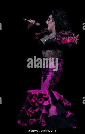 August 2023, Madrid, Madrid, Spanien: die spanische Drag Queen, Komikerin und multidisziplinäre Künstlerin Samantha Ballentines, Künstlername von Francisco Jose Sanchez Jimenez (Cadiz, 1986), bekannt für die Teilnahme an der zweiten Staffel von Drag Race Spanien, wird auf der Bühne im Conde Duque Cultural Center in Madrid (Spanien) gesehen (Credit Image: © Hugo OrtuÃ±O/Pacific Press via ZUMA Press Wire) NUR REDAKTIONELLE VERWENDUNG! Nicht für kommerzielle ZWECKE! Stockfoto