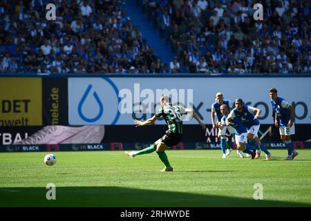 Rostock, Deutschland. August 2023. Fußball: 2. Bundesliga, Hansa Rostock - Hannover 96, 3. Spieltag, Ostseestadion. Hannovers Cedric Teuchert punktet den Ball mit einem Elfmeterstoß und schafft es 1:2 für Hannover. Danksagung: Gregor Fischer/dpa - WICHTIGER HINWEIS: gemäß den Anforderungen der DFL Deutsche Fußball Liga und des DFB Deutscher Fußball-Bund ist es untersagt, im Stadion und/oder im Spiel aufgenommene Fotografien in Form von Sequenzbildern und/oder videoähnlichen Fotoserien zu nutzen oder nutzen zu lassen./dpa/Alamy Live News Stockfoto