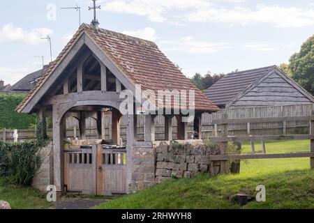 Fyfield, United Kingdom, 15. August 2023: - Das Lychgate der St. Nicholas Church im Dorf Fyfield, Wiltshire Stockfoto