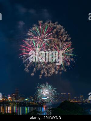 Feuerwerk am Himmel der Stadt Taipeh in Taiwan Stockfoto