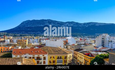 Denia, Alicante, Spanien, alte Stadtarchitektur von Häusern in einem Wohnviertel. Stockfoto