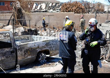 Lahaina, Vereinigte Staaten. August 2023. Urban Recovery-Teams durchforsten die Brandzone nach menschlichen Überresten nach den Waldbränden, die am 18. August 2023 in Lahaina, Maui, Hawaii, über West-Maui fegten. Waldbrände, die durch starke Winde angefacht wurden, töteten mindestens 100 Menschen und zerstörten Tausende von Häusern auf der Insel. Ausweis: SPC. Sean Walker/USA Nationalgarde/Alamy Live News Stockfoto