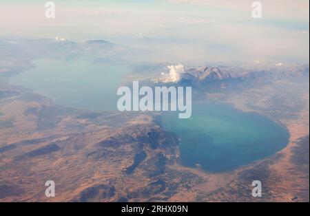 Luftaufnahme des Egirdir-Sees in Isparta Türkei aus Flugzeugabwolken, Bergen und türkisfarbenem Wasser Stockfoto